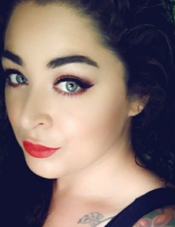Tak Bisa Lihat Pria Tampan, Perempuan Cantik ini Langsung  Pingsan dan Kakinya Lemas, Repot  Nih...