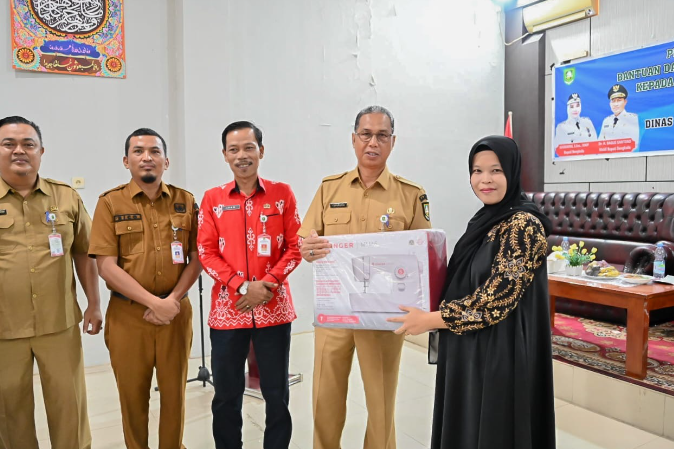 Dukung Perkembangan dan Peningkatan IKM, Pemkab Bengkalis Serahkan Bantuan