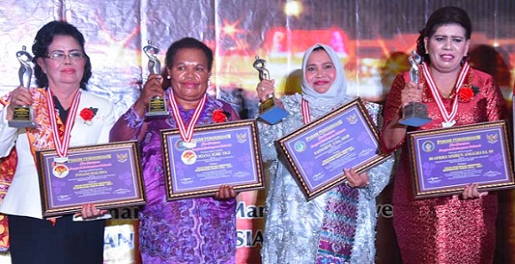 Kasmarni Amril Terima Penghargaan Perempuan Penggerak Pembangunan