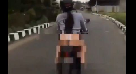 Astaga! Nekat Pamer Celana Dalam Sambil Naik Motor, Mbak Ida Diburu Polisi