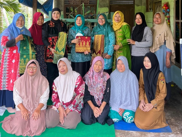 Dekranasda Kampar Tinjau Pengrajin Songket Pagaruyung dan Tudung Saji Desa Petapahan