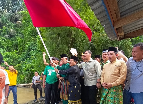 Syamsurizal, Sardiono serta Dr. Adam Lepas Hilir Pertama Pacu Jalur Gunung Toar