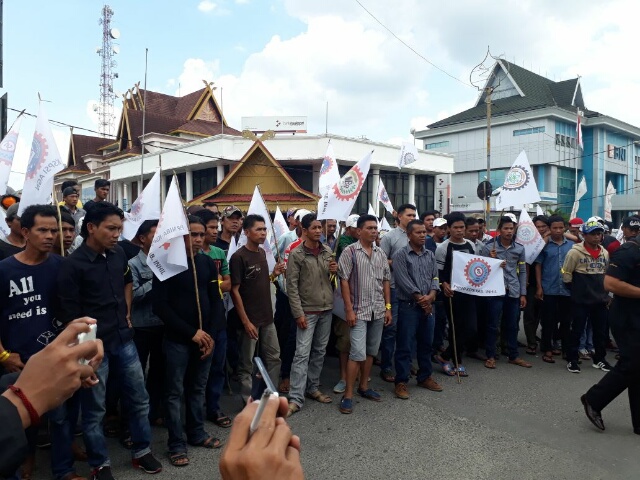 Ratusan Buruh Datangi Kantor Bea Cukai Tembilahan, Ini Tuntutannya