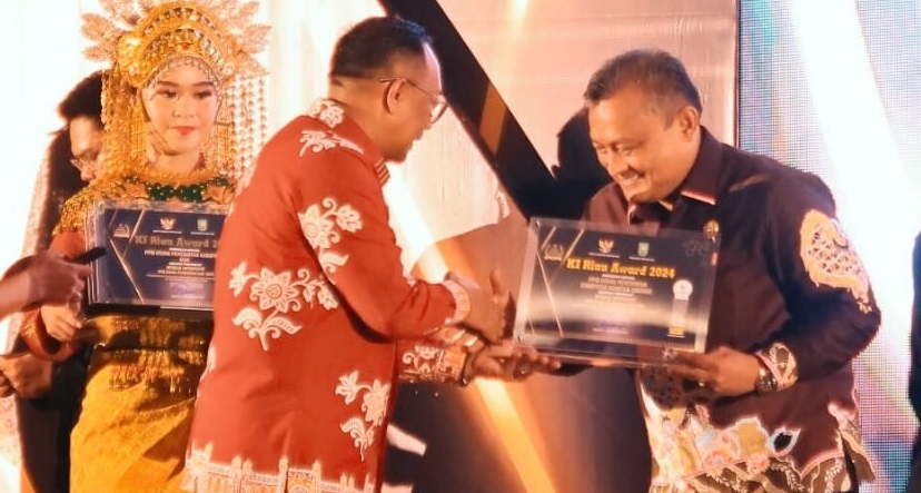 Pemkab Kuansing Terima Penghargaan PPID Utama KI Award 2024
