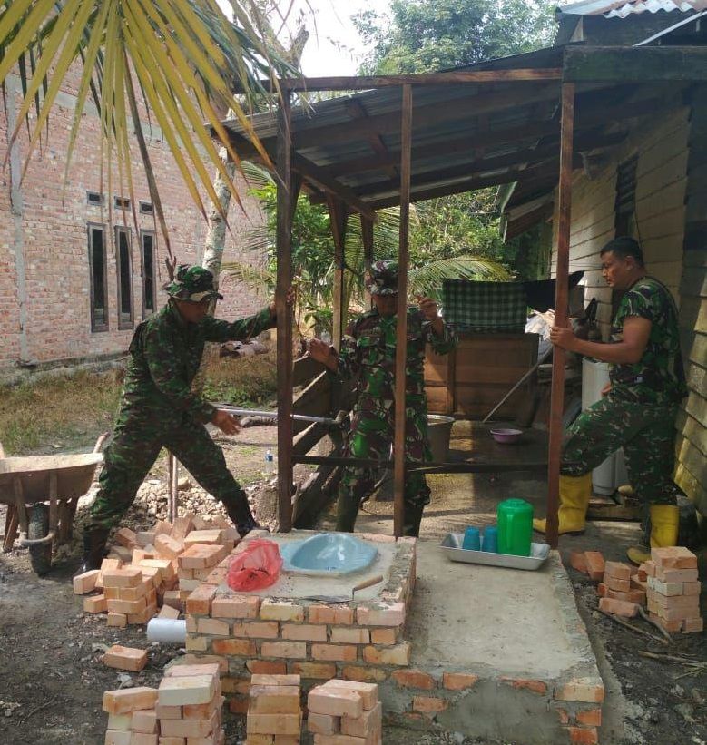 Anggota Koramil Bantu Warga Tak Mampu di Kampar Kiri Buat Jamban