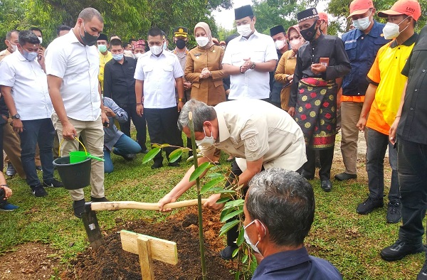 Bupati Inhu Dampingi Gubernur Lakukan Penanaman Pohon dan Lepas Bibit Ikan di Sungai Indragiri