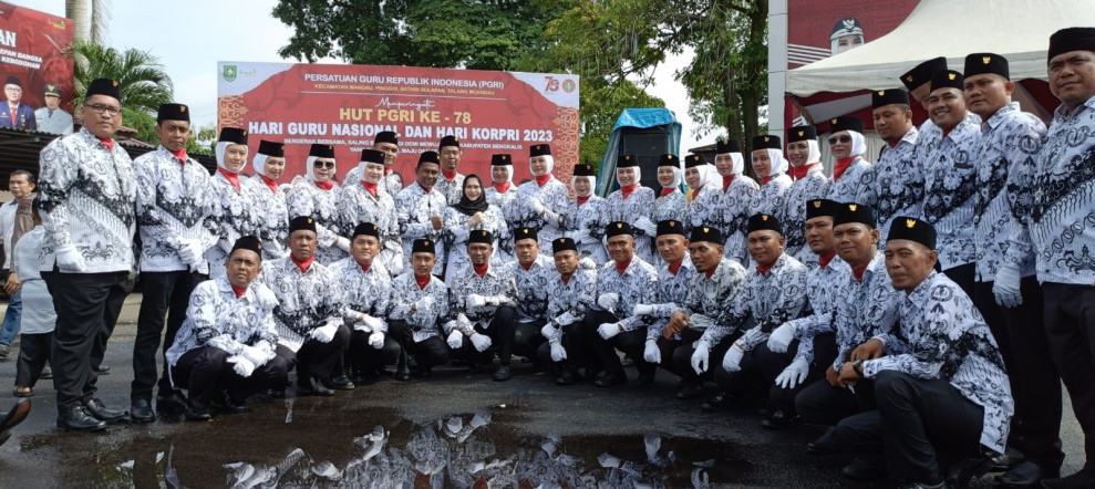 Bupati Kasmarni Pimpin Upacara Peringatan HUT Ke-78 PGRI dan HGN 2023