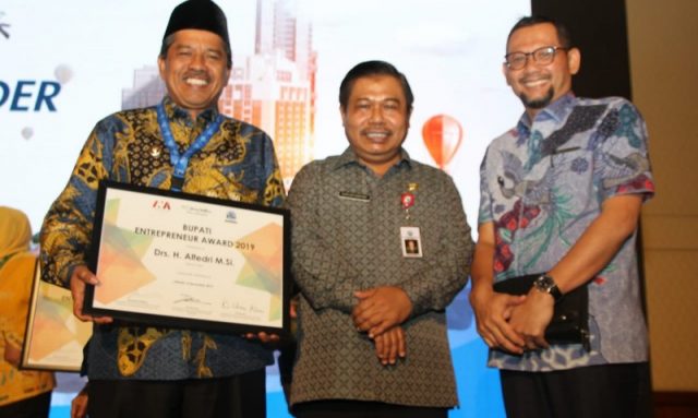 Bupati Siak Terima Bupati Entrepreneur Award 2019 Kategori Pariwisata