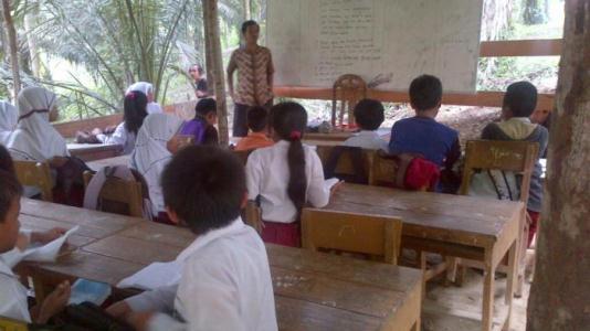 SEKOLAH INI TANPA DINDING, Air Merembes ke Bangku Siswa Saat Hujan, Disdik Ngaku Memang tak Layak
