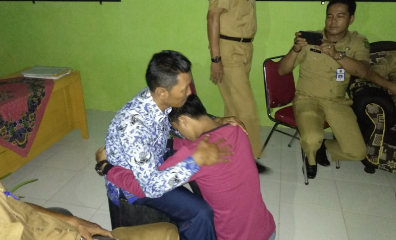 SALUT...Berakhir Damai, Kepsek SMAN 2 Inhu-Riau Maafkan Siswanya yang Telah Menganiayanya 