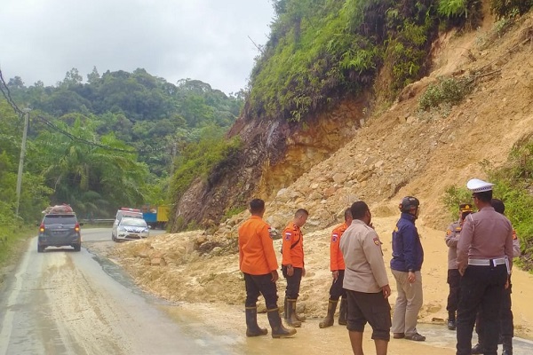 Hingga Siang Tadi, Arus Lalin di Jalan Lintas Riau-Sumbar Masih Buka Tutup