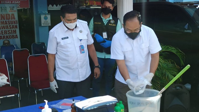 Sabu Seberat 531,5 Gram Ditangkap dalam Kemasan Karak Kaliang di Bandara SSK II Pekanbaru