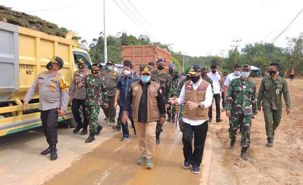 Gubernur Riau Syamsuar Tinjau Ruas Jalan  Lintas Riau-Sumbar Yang Amblas di XIII Koto Kampar, ''Saya Minta Perbaikan Dipercepat''