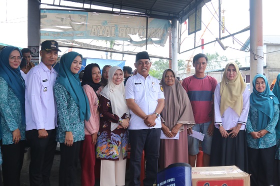 Bupati Inhil Herman Serahkan Bantuan kepada Korban Kebakaran di Tembilahan Hulu