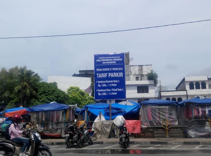 Warga Senang, Pemkab Pasang Papan Pangumuman Tarif Resmi Parkir Kendaraan di Tembilahan