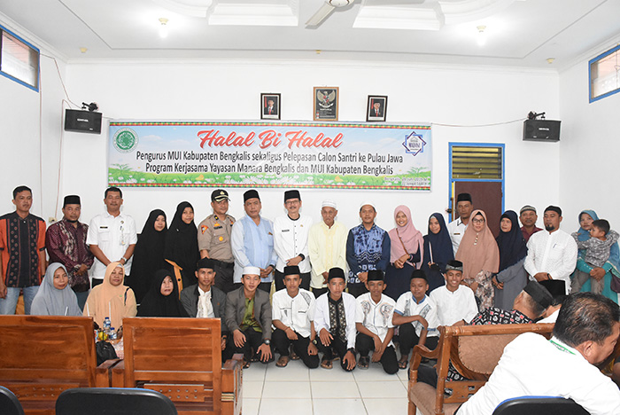 Kerjasama dengan Yayasan Manara, 18 Calon Santri Asal Bengkalis Diberangkatkan ke Jawa