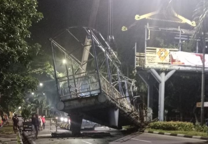 Pemko Bongkar  Jembatan Penyeberangan  di Depan Sudirman  Square