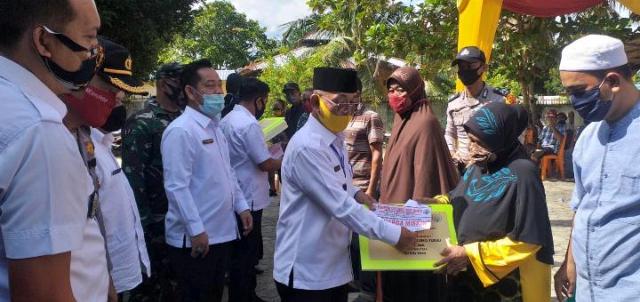 Bupati dan Ketua DPRD Pelalawan Turun, Kompak Salurkan BLT 