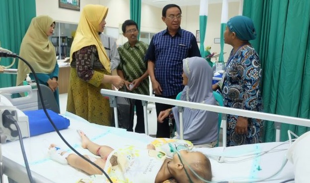 Bupati Inhil Sambangi Balita Pengidap Hepatitis Kulit di RSUD Tembilahan