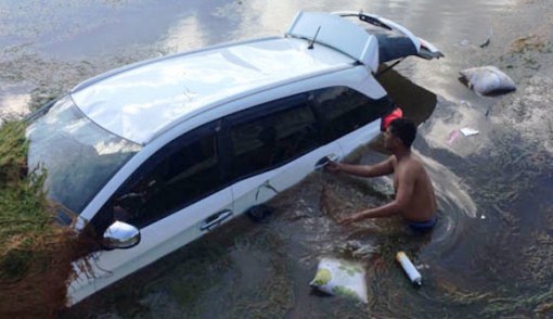 NAAS BANGET... Sopir Mengantuk, Honda Mobilio Nyemplung ke Waduk