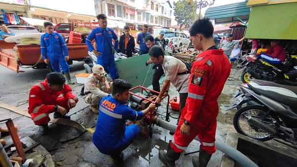 BPBD Pekanbaru Sedot Genangan Air di Basemen Pasar Bawah