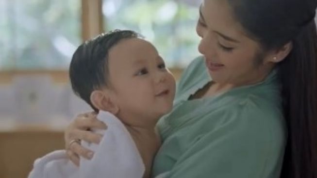 Kocak! Mendadak Iklan Minyak Telon Ini Disorot, Warganet: Bayinya Kayak Pak Prabowo