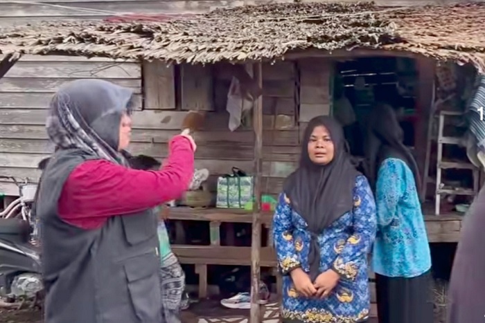 Tangis Bupati Siak Pecah Saat Tinjau Rumah Guru di Dusun Mungkal
