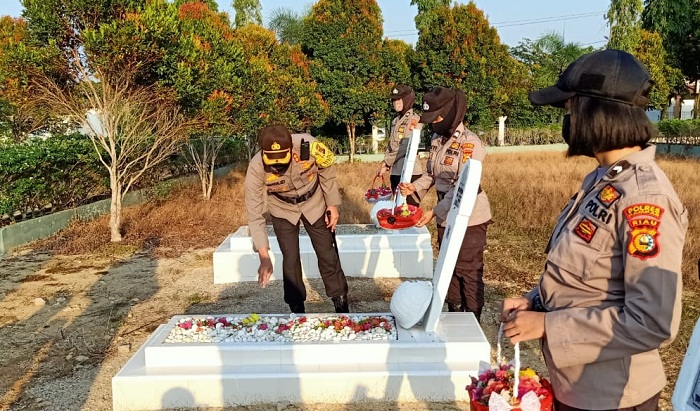 Polres Kampar Gelar Upacara Ziarah dan Tabur Bunga di TMP dalam rangka Hari Bhayangkara ke-74 