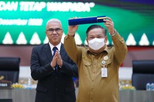 Sekdaprov Riau dan Delapan Bupati/Wali Kota Terima WTP Laporan Keuangan dari Kanwil DJPb Provinsi Riau