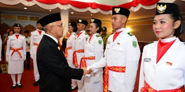 Kukuhkan Pasukan Pengibar Bendera, Gubernur Titip Pesan Ini...