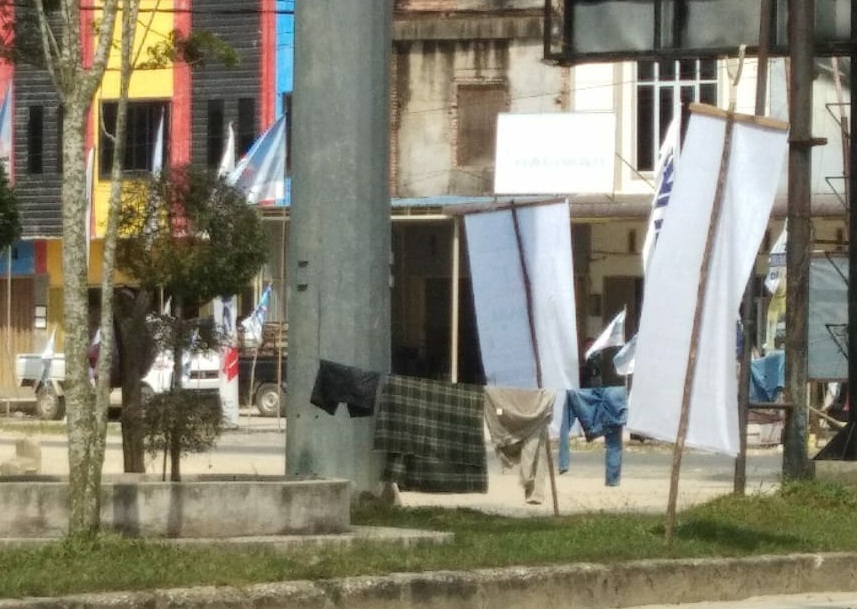Terlalu, Warga Nekat Jemur Pakaian di Tengah Median Jalan yang Padat Kendaraan 