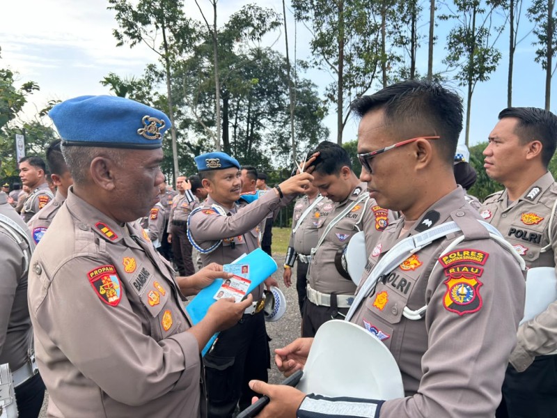 Gunting Mendarat Di Rambut Barisan Depan, Contoh Gaktibplin Yang baik Mengarah Terhadap Anggota dibarisan Belakang