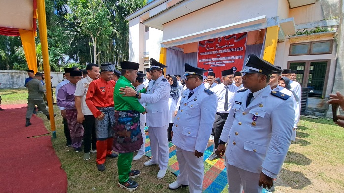 Kukuhkan Perpanjangan Jabatan Kades Dan BPD Se-Kecamatan Bandar Petalangan, Bupati Berpesan Untuk Menolong Orang Miskin Dan Anak Yatim