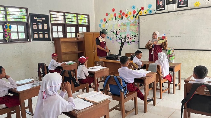 KKN Mahasiswa UNRI Berikan Literasi Kepada Siswa di Kepenghuluan Teluk Pulau Hulu