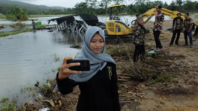 NARSISTIK... Lokasi Tsunami Selat Sunda Malah Jadi Ajang Selfie, Ini Buktinya
