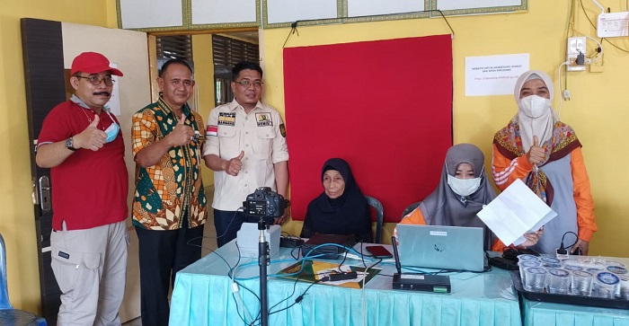 Anggota DPRD Inhil Bambang Hermanto Bersama Disdukpencapil Serahkan Alat Rekam KTP-El di Tempuling