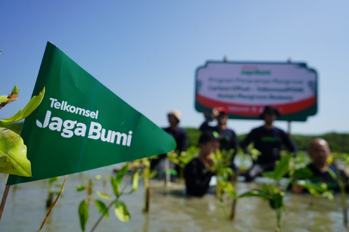 Lanjutkan  Program Carbon Offset,  Telkomsel Jaga Bumi Tanam 15.060 Pohon di Kawasan Hutan Mangrove Indonesia