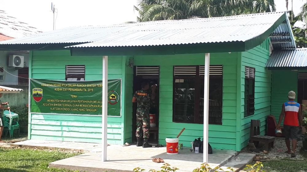 TNI Rehab Rumah Warga Rumbai Pesisir Pekanbaru