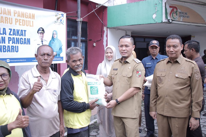 Wali Kota Serahkan Bantuan Pangan Untuk 1.148  Pekerja Kebersihan Kota Pekanbaru