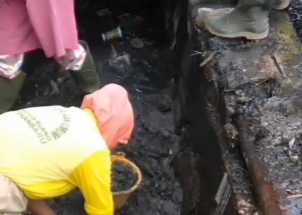 Pasukan Kuning PUPR Pekanbaru Berjibaku Keruk Pasir dan Lumpur Drainase Jalan HR Soebrantas