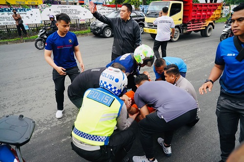 SOSOK HUMANIS!  Kapolda Riau  Bantu Korban Lakalantas yang Terkapar di Jalan Sudirman