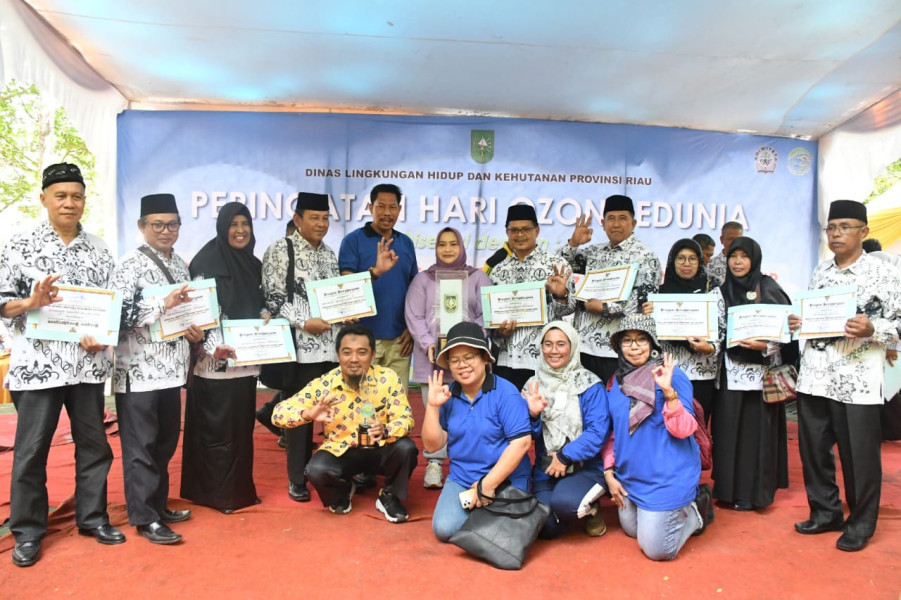 Diterima Bupati Kasmarni, Bengkalis Juara III Lomba Kota Bersih se-Provinsi Riau dan Juara Umum Sekolah Adiwiyata