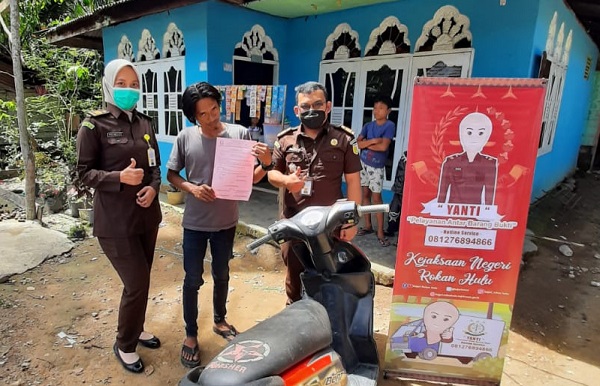 Lewat  'YANTI' Kejari Rohul Antarkan Barang Bukti Kepada Warga