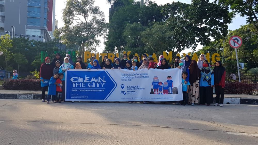 Usai Perayaan Tahun Baru, Komunitas CtC Bersih-Bersih Kota Pekanbaru