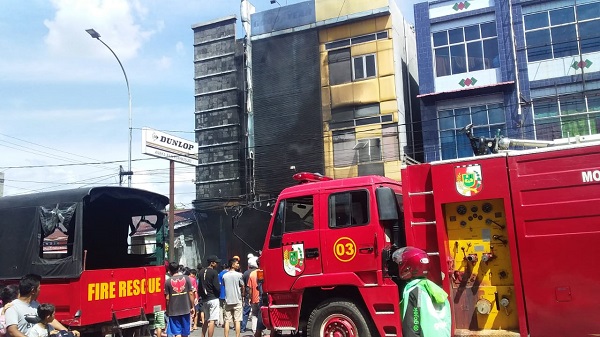 BREAKING NEWS: Kebakaran Hebat Hanguskan Dua Ruko di Harapan Raya