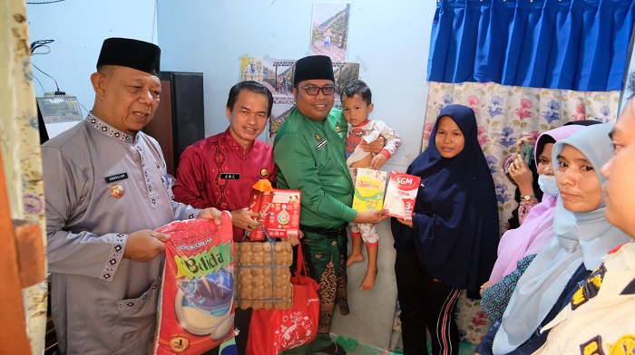 Kalaksa dan Sekretaris BPDB Salurkan Bantuan untuk Anak Stunting di Limapuluh