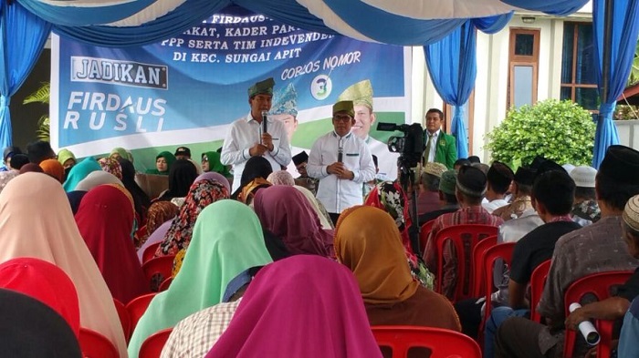 Diguyur Hujan, Kampanye Dialogis Firdaus-Rusli di Sungai Apit Tetap Penuh Semangat