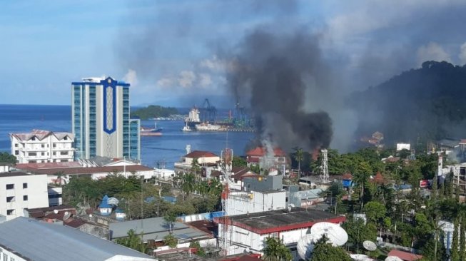 Mencekam! Massa Pendemo Bakar Kantor Pos, Kantor Telkomsel dan Mobil di Kota Jayapura