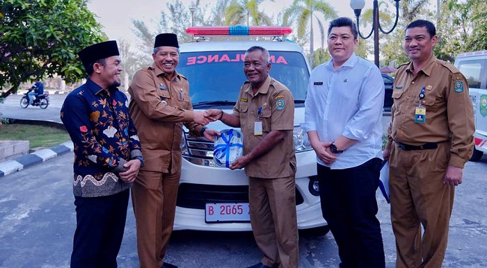Bupati Alfedri Serahkan 2 Unit Mobil Ambulans untuk  KampungMinas Barat dan Tasik Betung