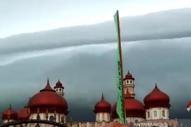 Heboh! Ada Awan Seperti Tsunami Menghiasi Langit Aceh, Begini Penjelasan BMKG
